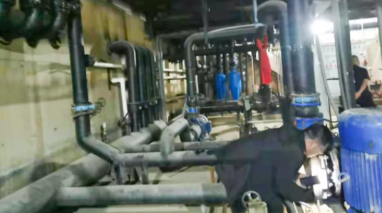 大量違規(guī)地?zé)峋魂P(guān)停，改空氣源熱泵運(yùn)營(yíng)成本僅11.3元/㎡